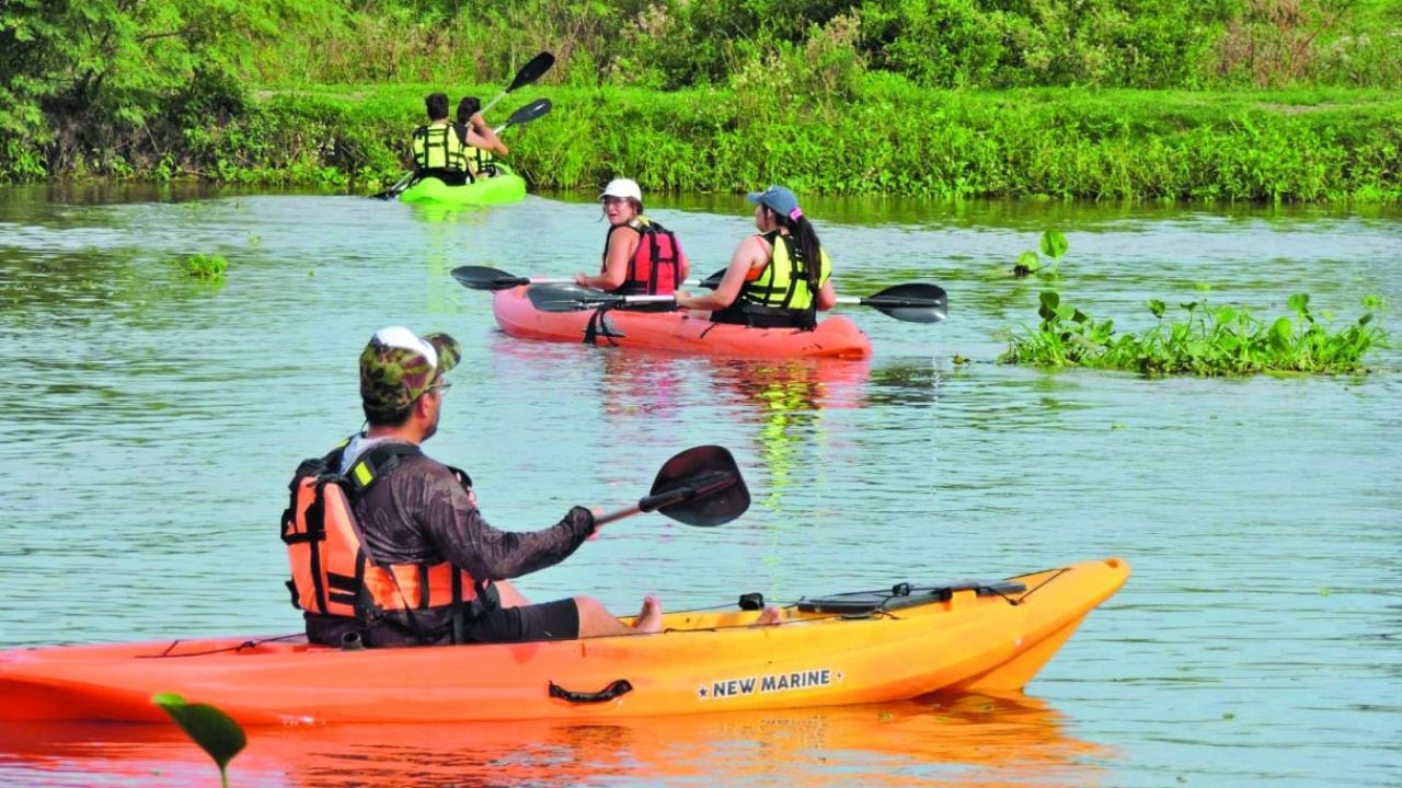 La laguna Setúbal, un espejo rojizo al norte de Santa Fe que se navega en kayak desde Arroyo Leyes