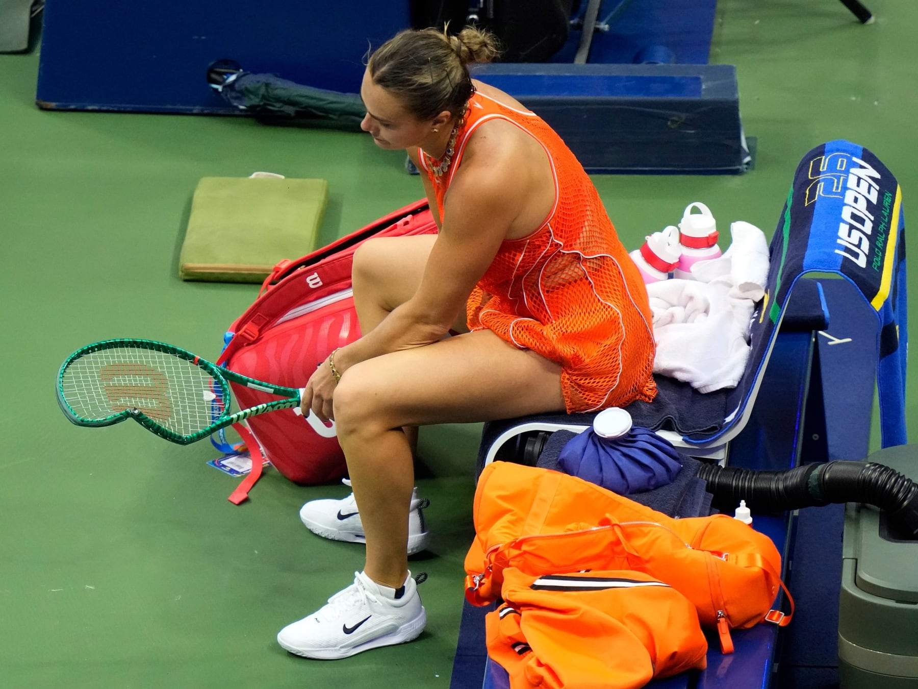 Sabalenka hizo pedazos la raqueta y se quebró en el banco: la final se le escapó y el llanto la traicionó