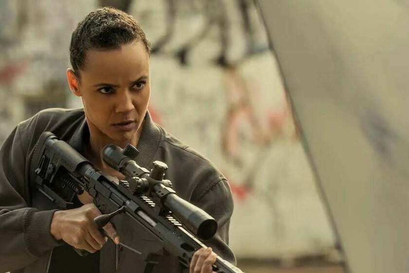 Neagley se manda sola: la derivada de Reacher que le da la lapicera a Maria Sten