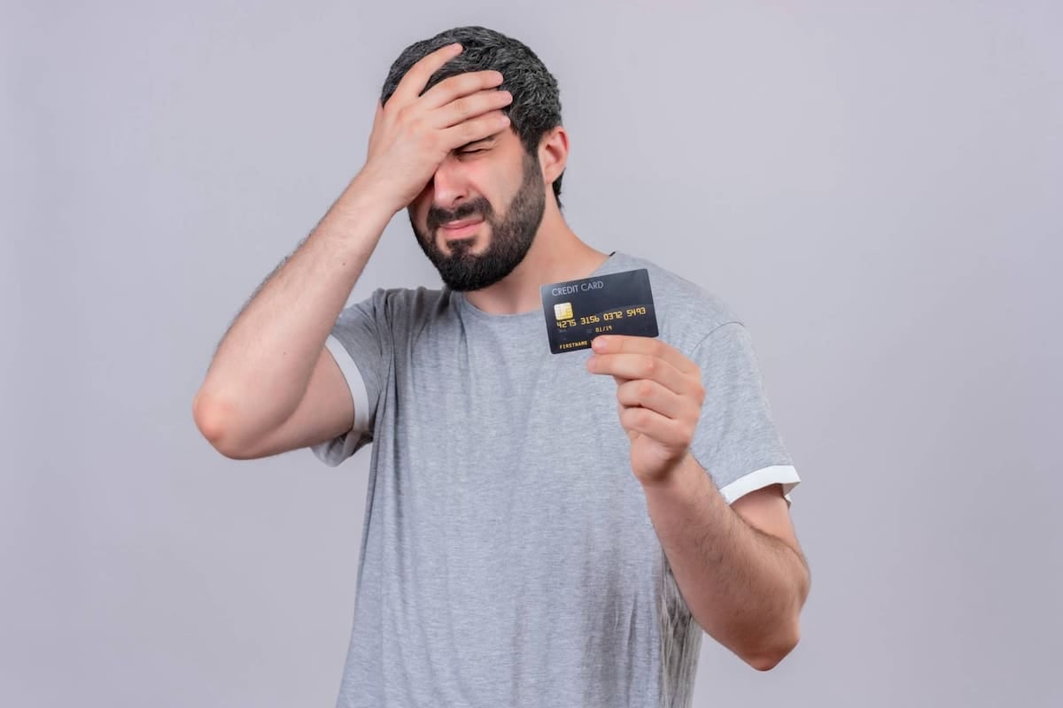 Pagar el mínimo de la tarjeta no es gratis: la deuda que queda se financia y se acumulan los intereses