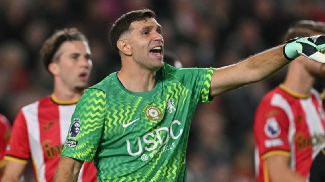 Chelsea se fue al pasto del Brentford y Martínez sigue sin poder festejar un arco en cero