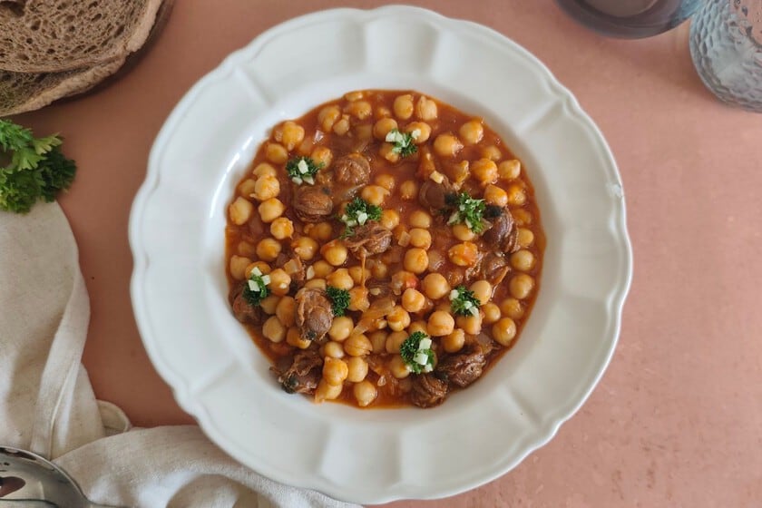 Garbanzos con zamburiñas: un guiso exprés que rescata las conservas de mar en menos de media hora