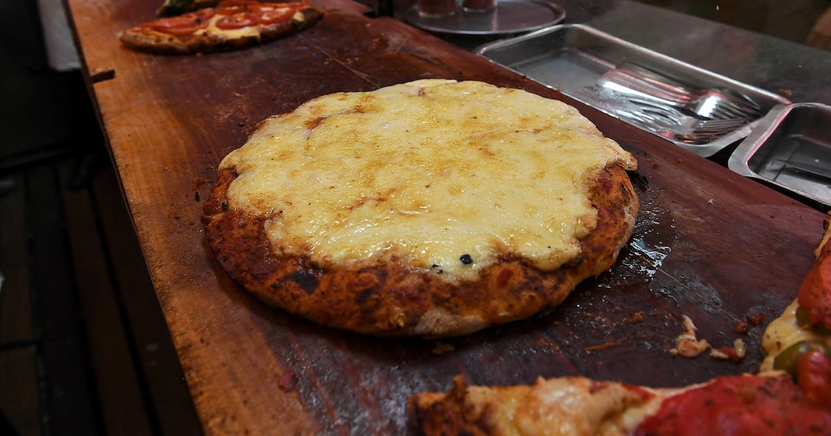 En Güerrín, una pizza de muzzarella, fainá y cerveza de litro se fueron a más de cincuenta mil pesos: el ticket que compartió una clienta