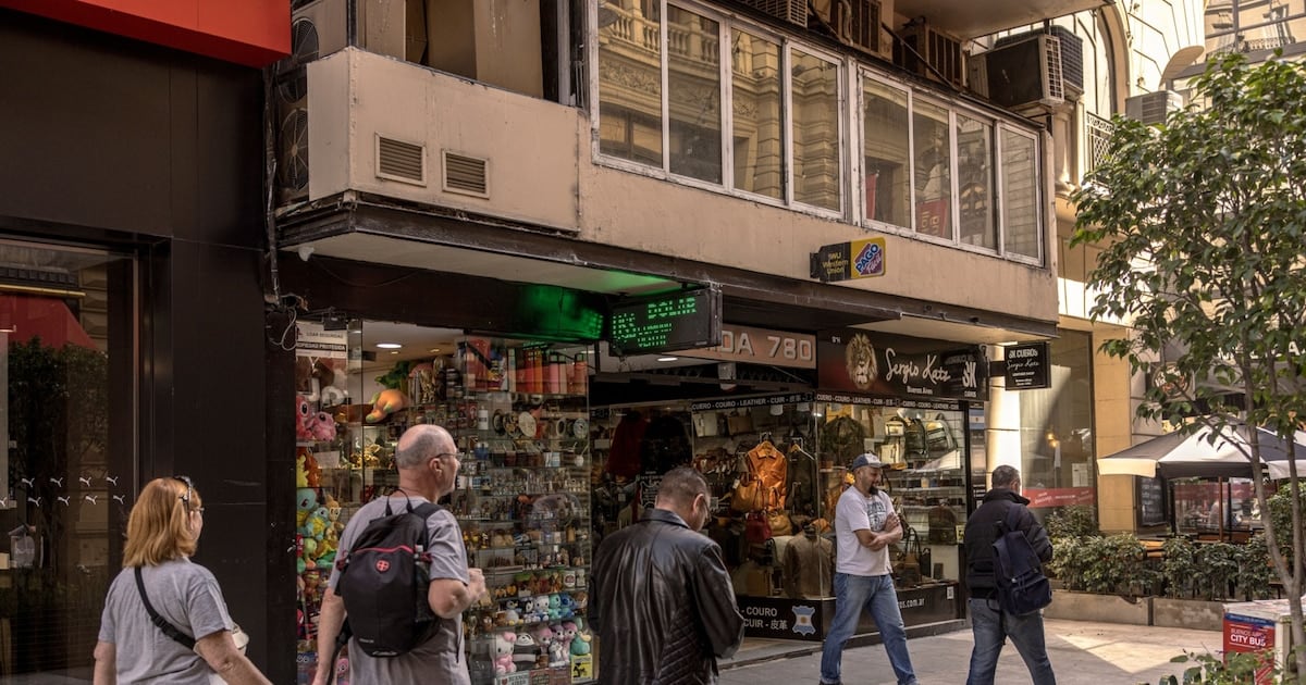 El dólar amaneció clavado en $1.535 y el blue no se mueve de $1.550: calma chicha en las pizarras de este martes