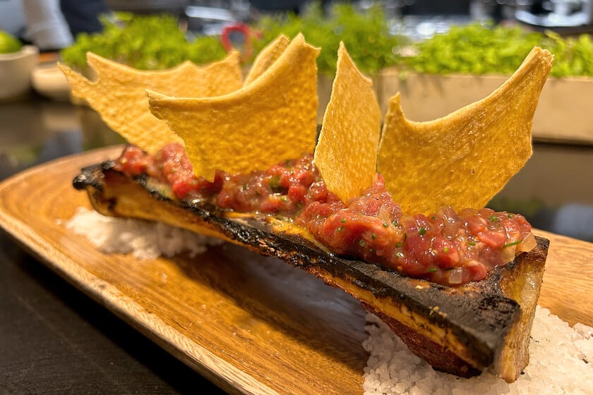 Un steak tartar sobre tuétano caliente: el plato insignia de Barra Baja, en el centro de Sevilla
