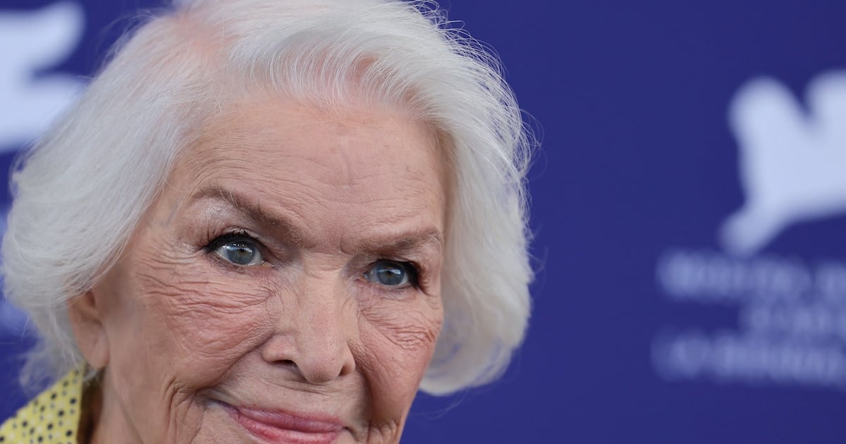A los 93, Ellen Burstyn mostró por qué caminar no alcanza: la fuerza marca la diferencia en la vida cotidiana