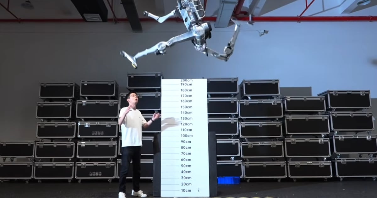 El oficio insólito de cortarle verduras a una cámara para enseñarle a un robot