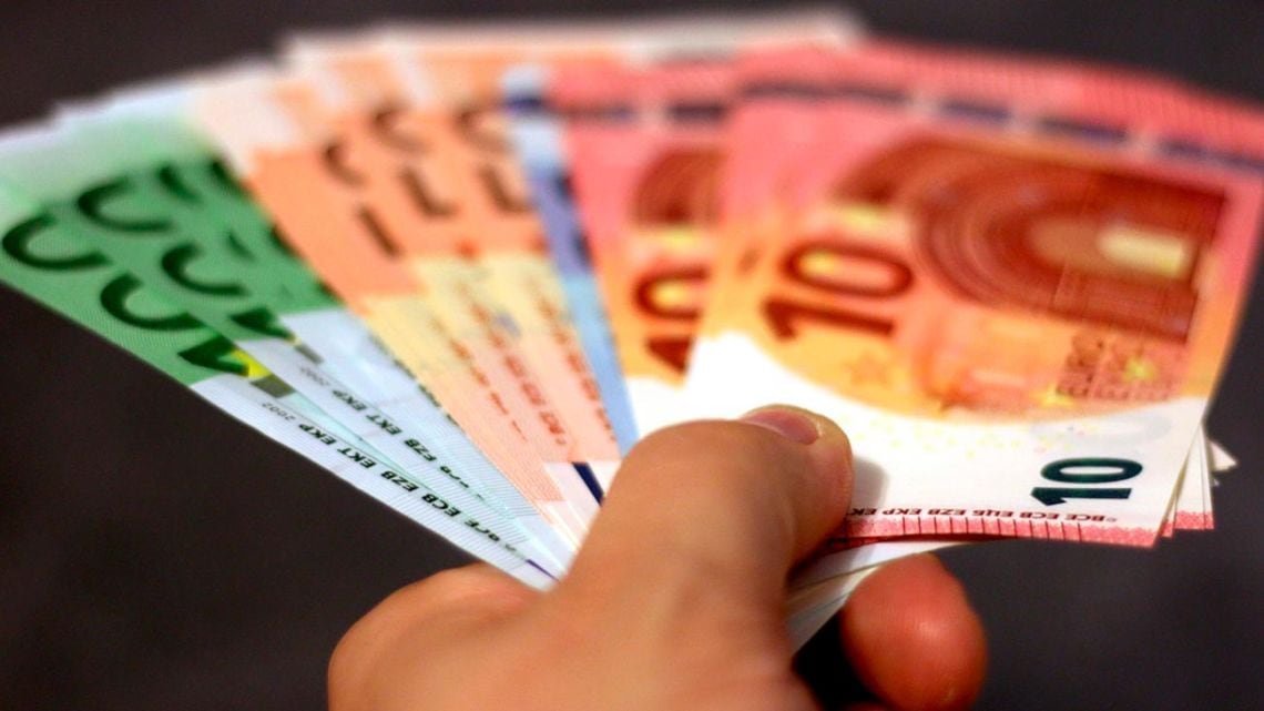El euro blue arrancó la rueda con una suba de seis pesos y se ofreció a $1.855,75 para la venta