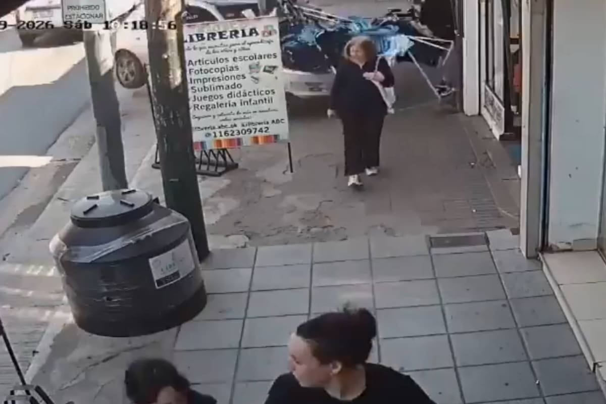 Atropelló a una joven en la vereda de un local de ropa en San José y se dio contra el frente del comercio