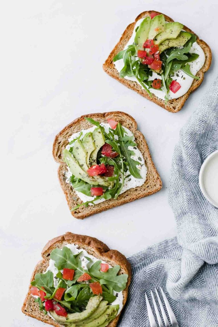 Tostadas con palta: cinco variantes para resolver el menú diario sin salir de casa