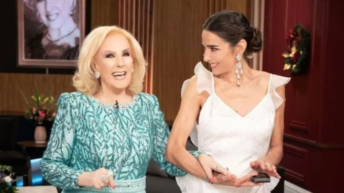 Juana Viale vuelve a hacerse cargo del sillón de Mirtha mientras la abuela sigue peleándola en el Mater Dei