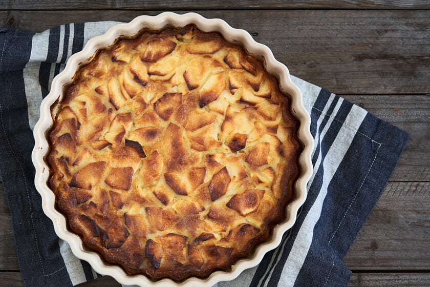 Una tarta de manzana que se cocina en media hora: la receta que incorpora la fruta en la propia masa
