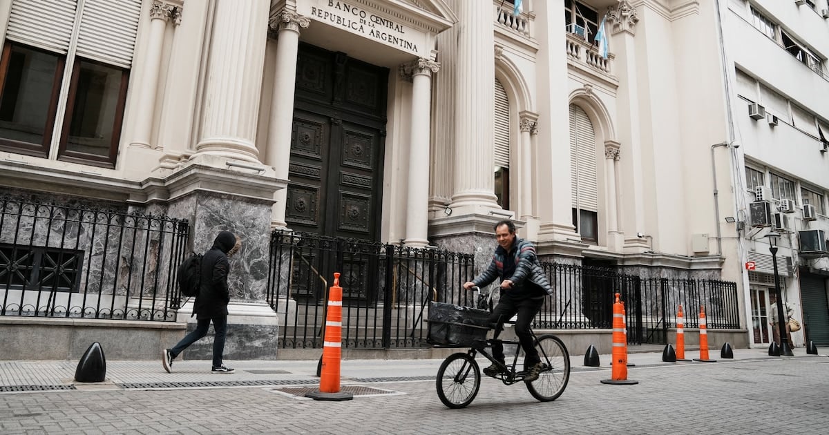 El peso vuelve a perder frente al dólar: la banca oficial estiró la corrida y el blue se quedó quieto mirando