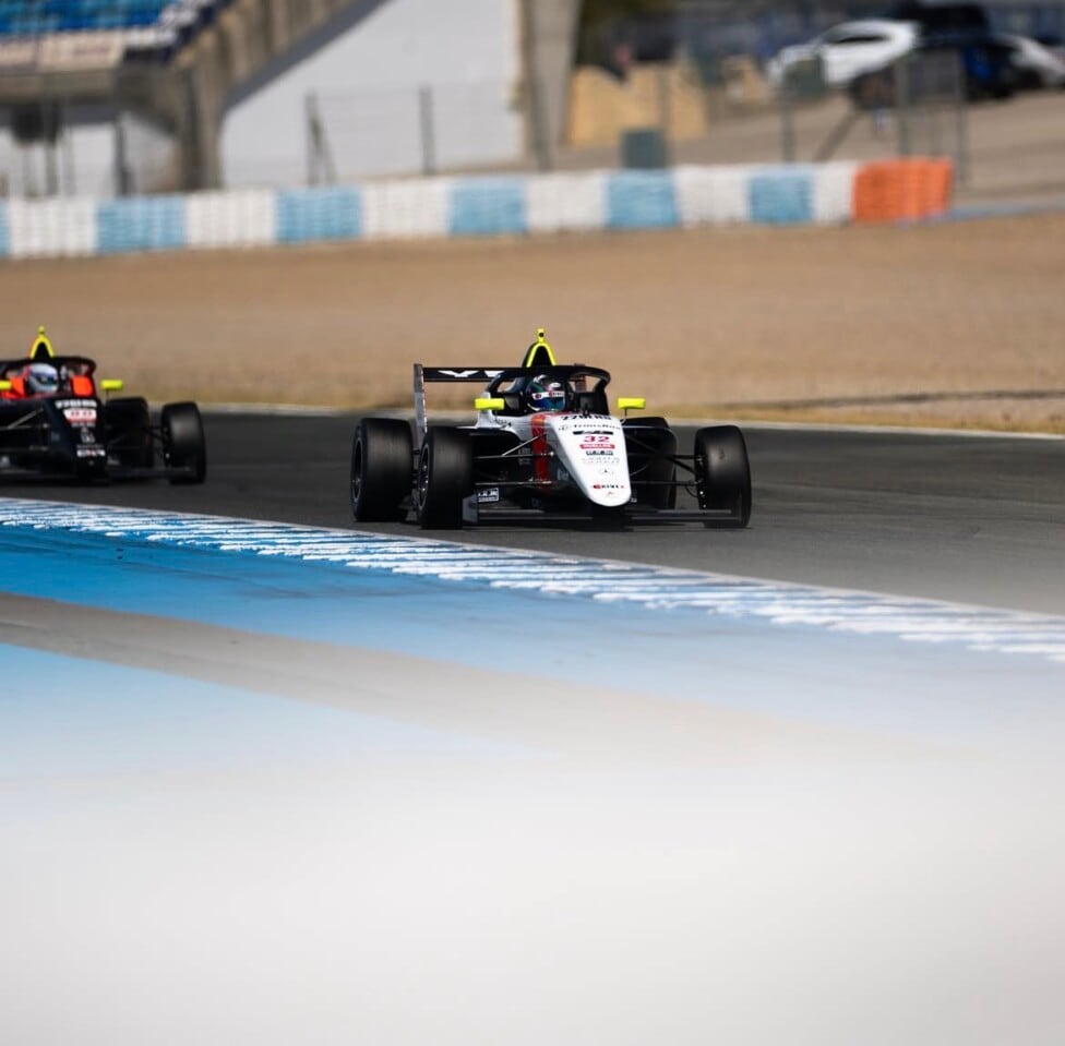 Calor, bandera roja y a puro remontada: Bulbarella arrancó la F4 Española en Jerez y se metió entre los 24