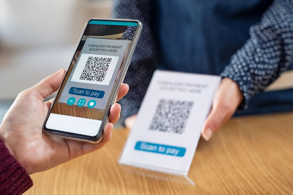 Los pagos con QR subieron 67,5% interanual y los plásticos retrocedieron, según el BCRA
