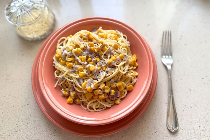 Una pasta con maíz dorado y salsa de leche, lista en media hora para resolver la mesa familiar