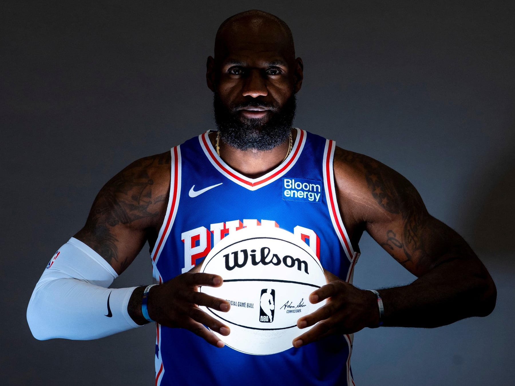El Rey cambia de corona: LeBron James recaló en Philadelphia y va por su quinto anillo a los 41