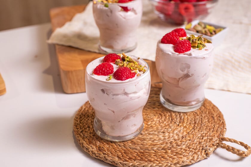 Mousse de frambuesas sin huevo: el postre que se arma en minutos y espera en la heladera