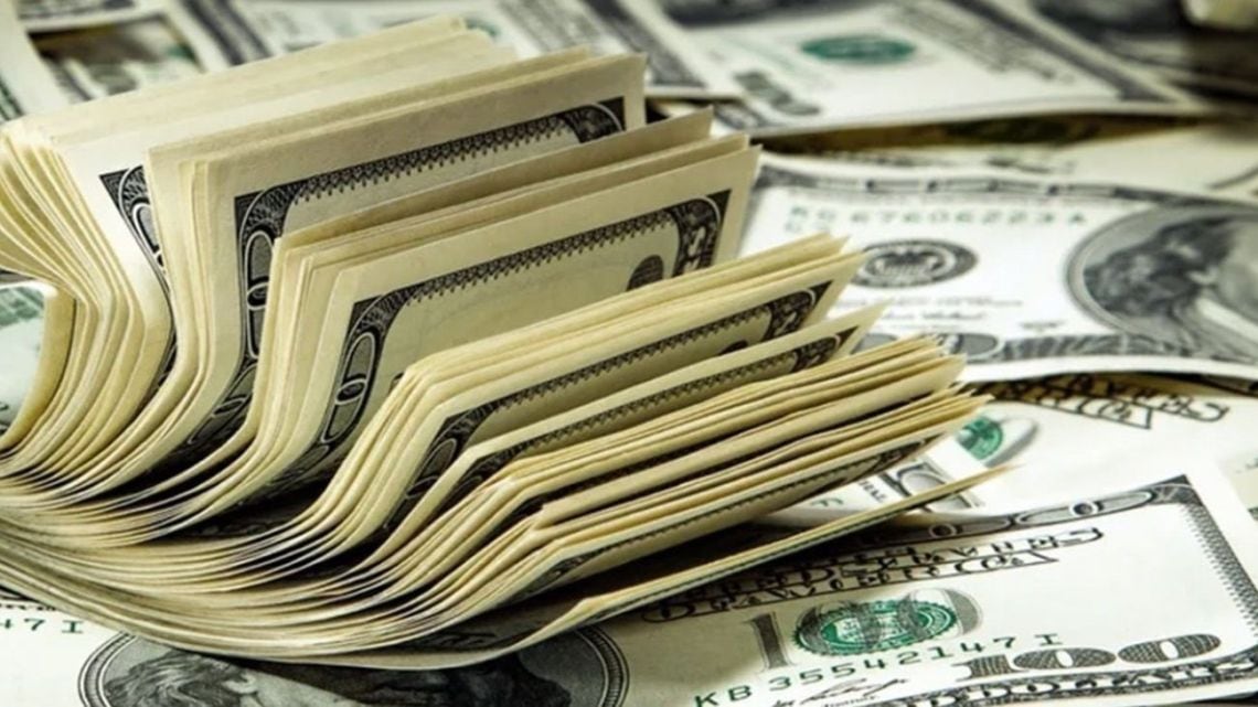 El dólar blue cedió cinco pesos y se posicionó en $1.555 para la venta, en una jornada con seis referencias cambiarias