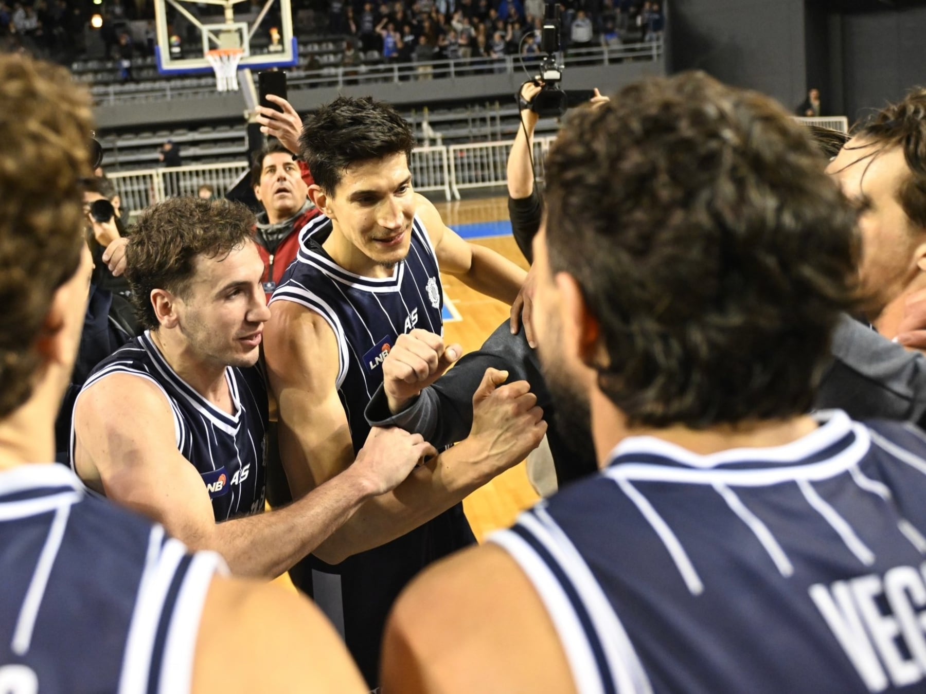 Peñarol ganó 62-57 en la apertura y festejó en el Polideportivo con su gente