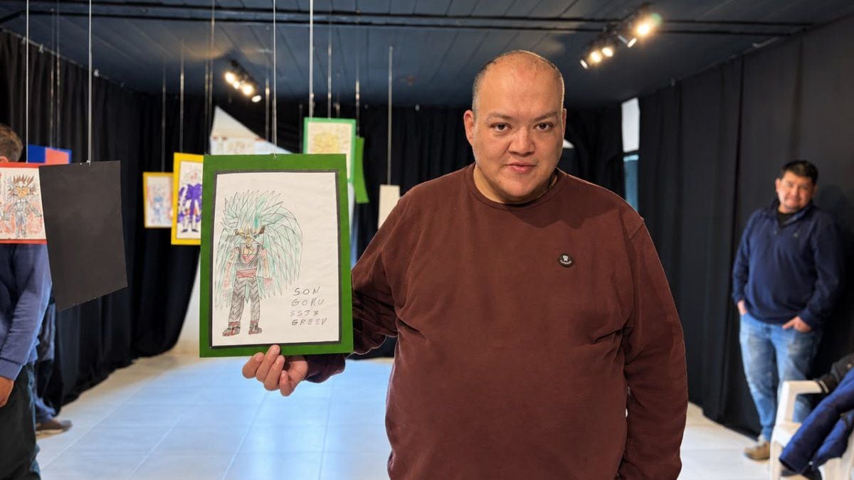 Daniel y el lápiz que nunca soltó: la primera muestra de un dibujante de Aluminé que encontró en el animé su propio idioma