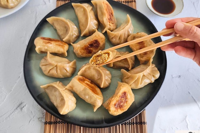 Treinta gyozas vegetarianas con shiitake y tofu ahumado: la receta que rescata el agua de los hongos para la masa