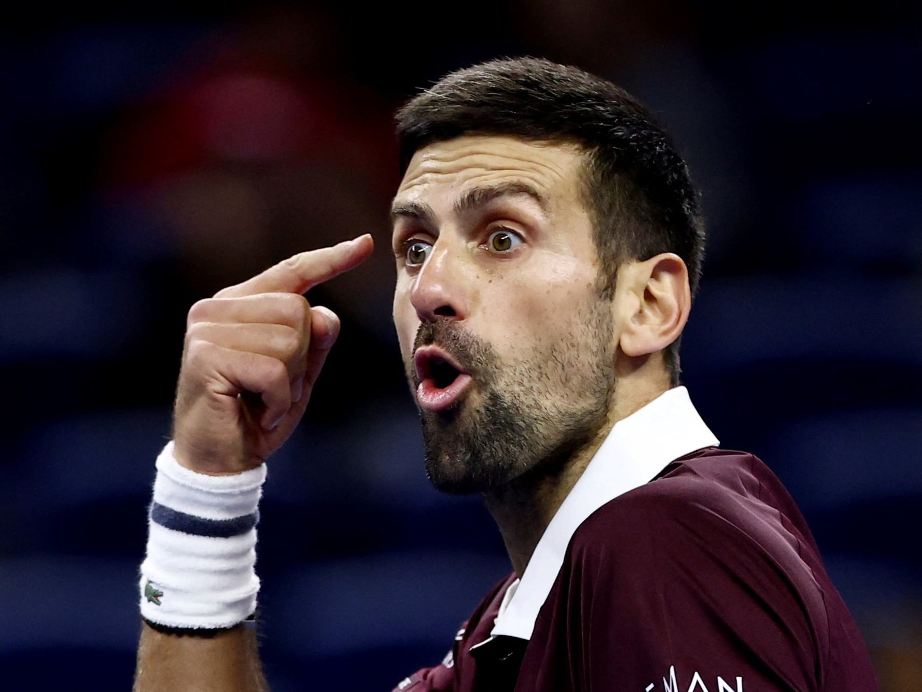 Djokovic se enojó con el referí, pero igual festejó en Pekín y va por Medvedev