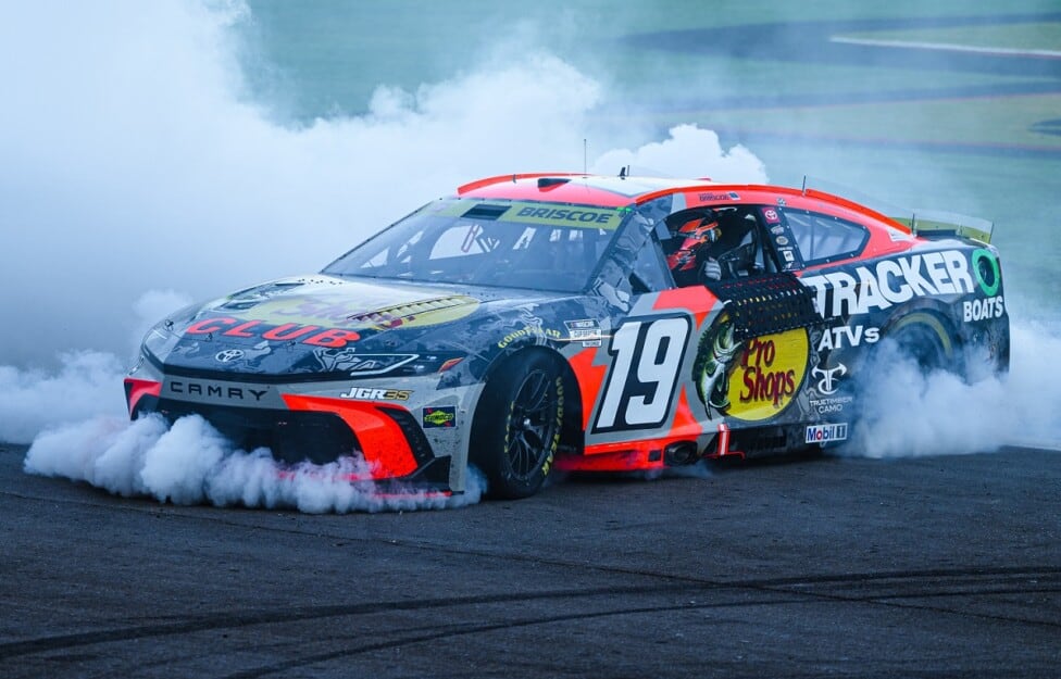 Briscoe la rompió en Las Vegas y Larson se acomoda en los playoffs