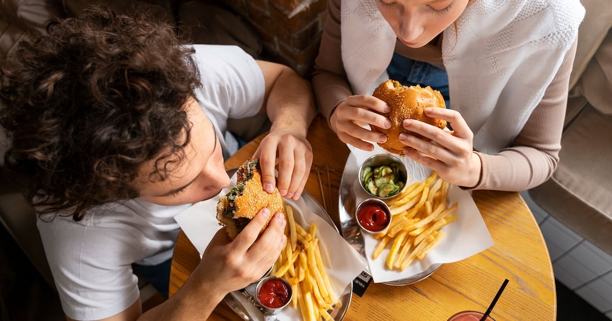 Comida ultraprocesada vs. comida real: un ensayo con 57 adultos que sacude lo que creíamos saber