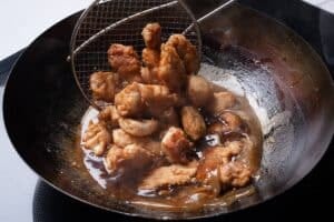 Pollo al limón con rebozado doble y salsa rápida: claves para una cubierta crujiente y un interior jugoso