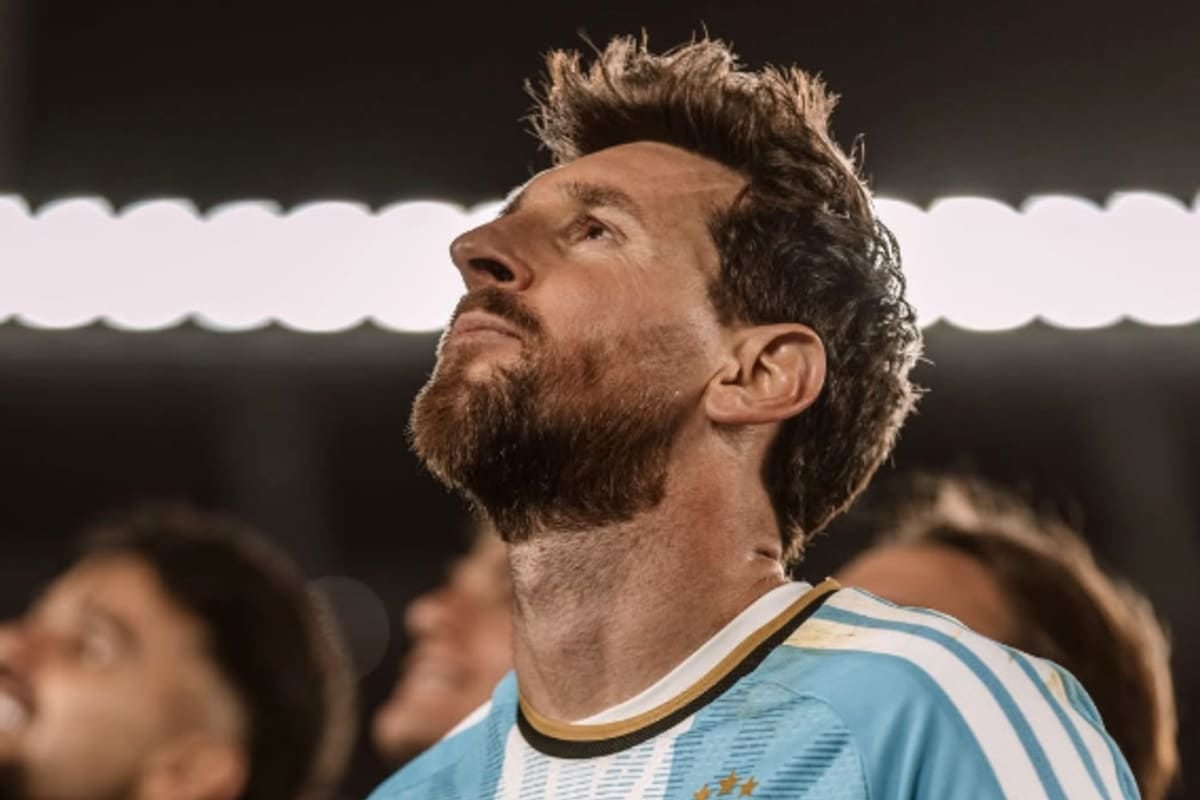 El Diez se quitó la celeste y blanca con un gol y la sonrisa intacta: 3 a 0 a Benín en el Monumental