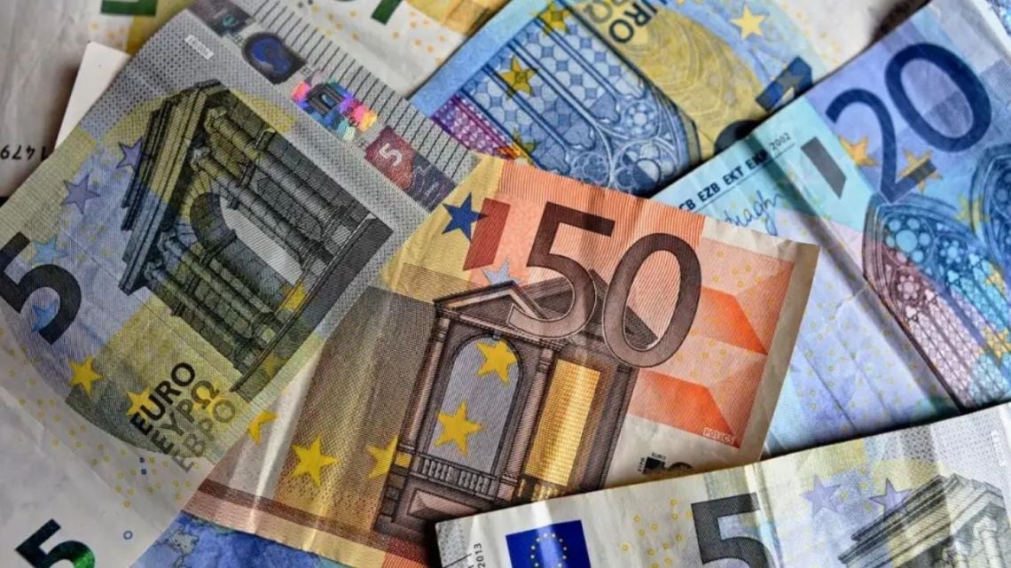 El euro blue bajó seis pesos y se aleja del récord en una jornada donde la puna cambiaria volvió a mover el termómetro del mercado paralelo