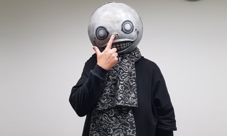 Yoko Taro, el señor de la máscara: "trabajo para no perder la cabeza" y ahora le toca escribir Evangelion