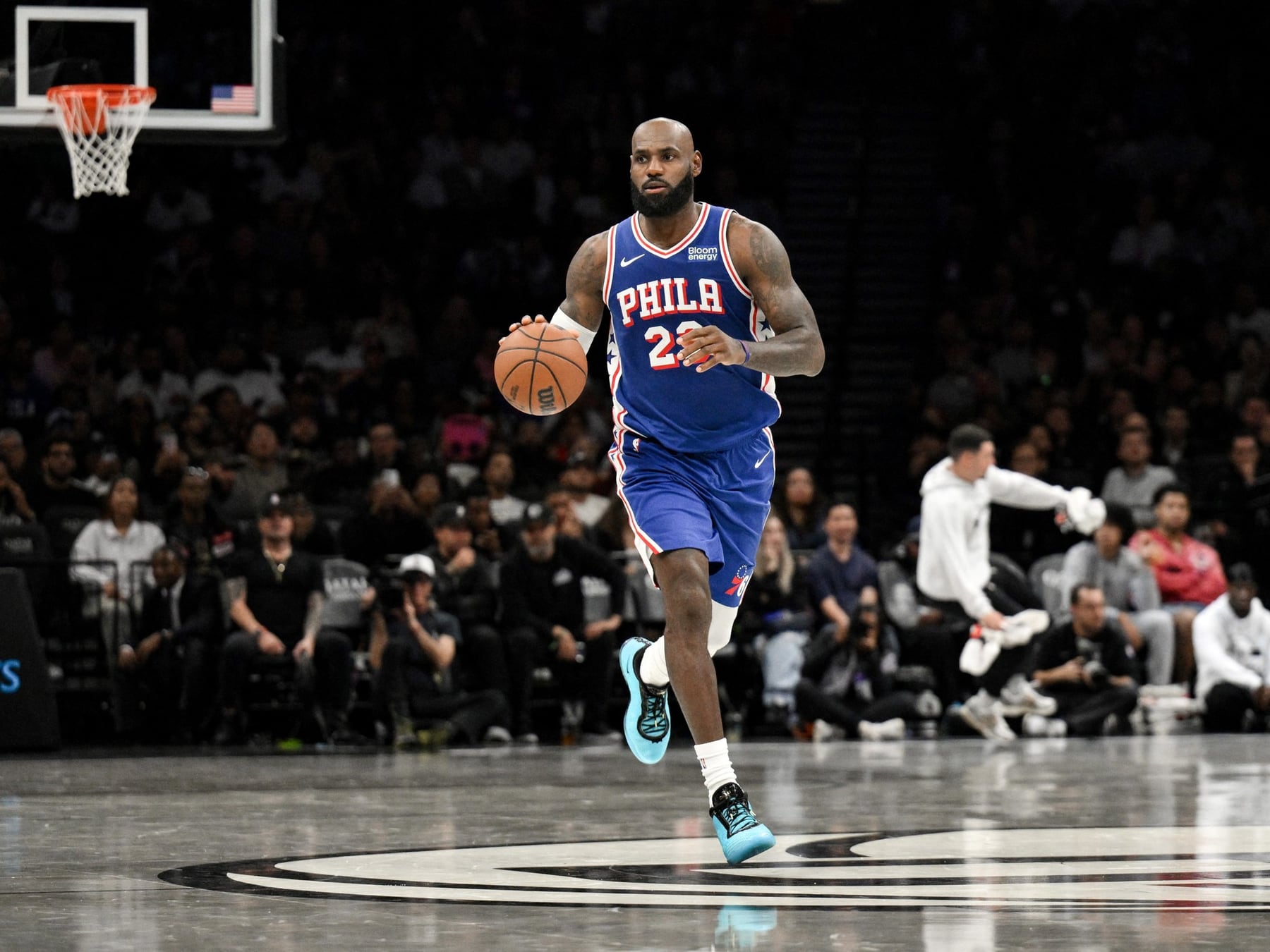LeBron se puso la 23 de los Sixers, jugó 18 minutos y los Nets le aguaron la noche en Brooklyn