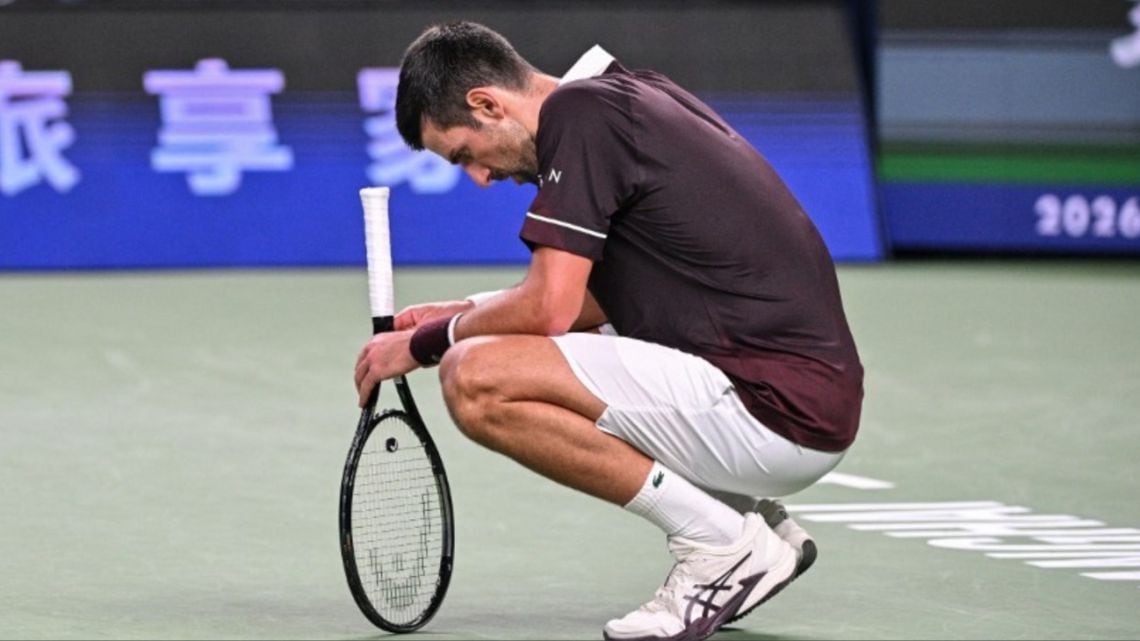 A los 39, Djokovic tropezó en Shanghái y la pelea por llegar a Turín se le complica