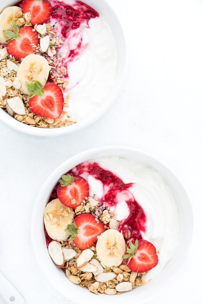 Yogur griego y hígado graso: por qué un solo alimento no alcanza y qué patrón de alimentación sí muestra evidencia