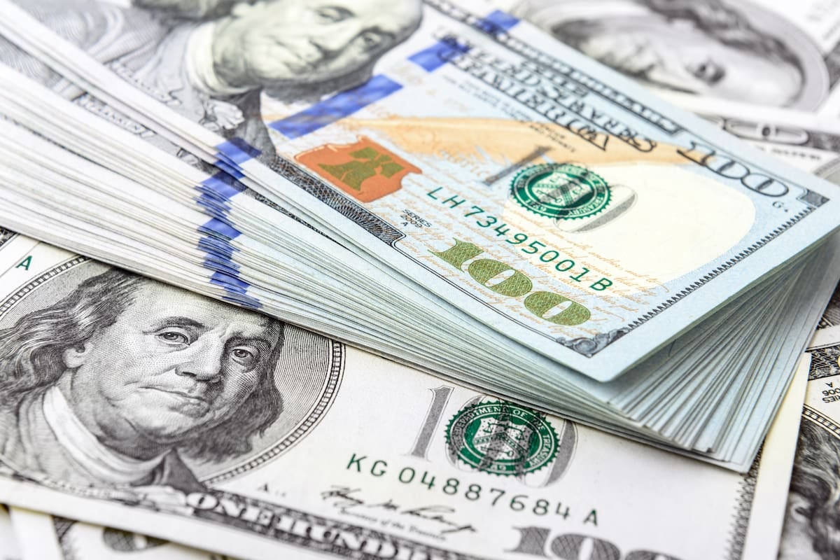 El dólar oficial reabre en $1.485/$1.535 tras el feriado y la inflación porteña de 1,9% mantiene la presión sobre los ingresos