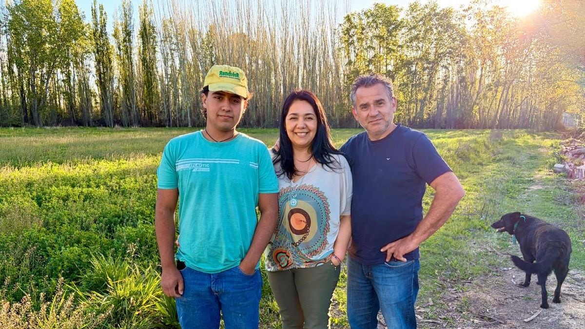 La chacra que los sostiene a ellos: dos docentes, tres hectáreas y una vuelta de tuerca diaria en la zona de Centenario