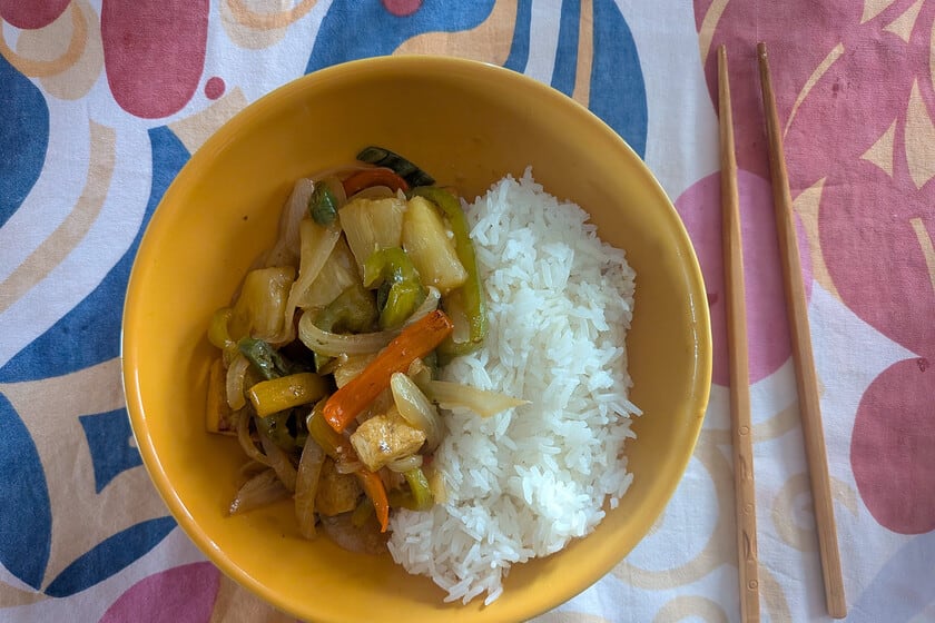 Tofu agridulce con piña: cómo recrear en casa el salteado clásico de la cocina china sin perder su perfil de sabor