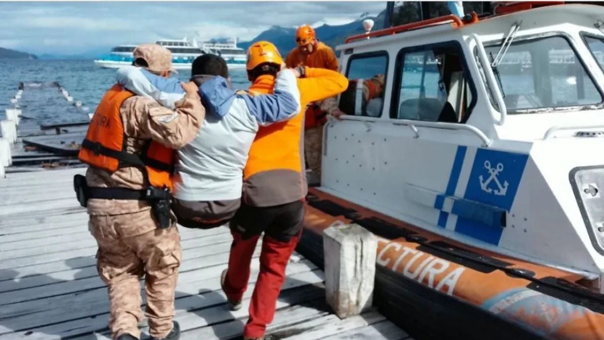Un tobillo fracturado a diez kilómetros del acceso: cómo se resolvió la evacuación del turista herido en el sendero a los Arrayanes