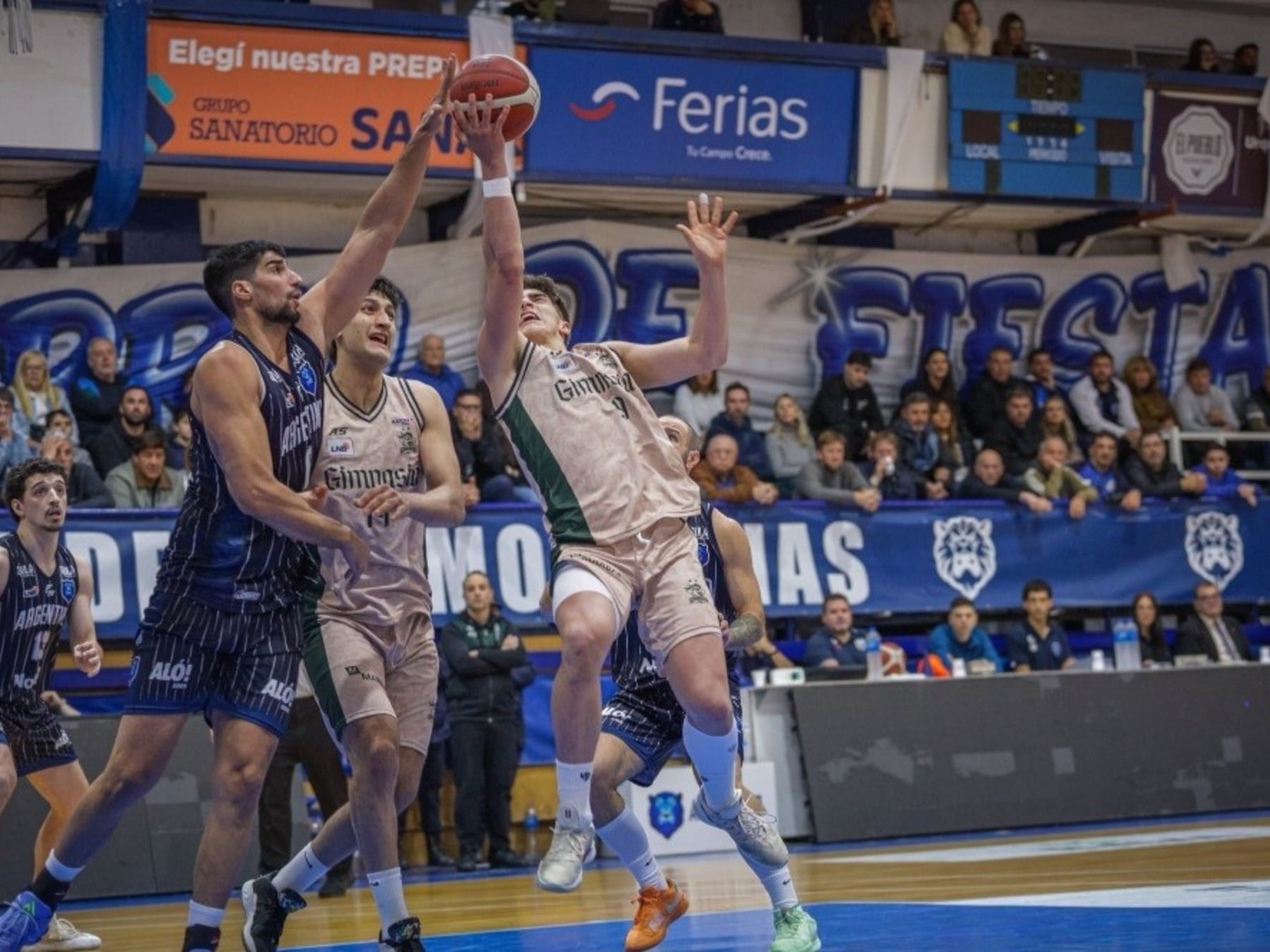 Balbi tomó el partido en sus manos y Atenas se quedó con un cruce de dientes apretados frente a Ferro