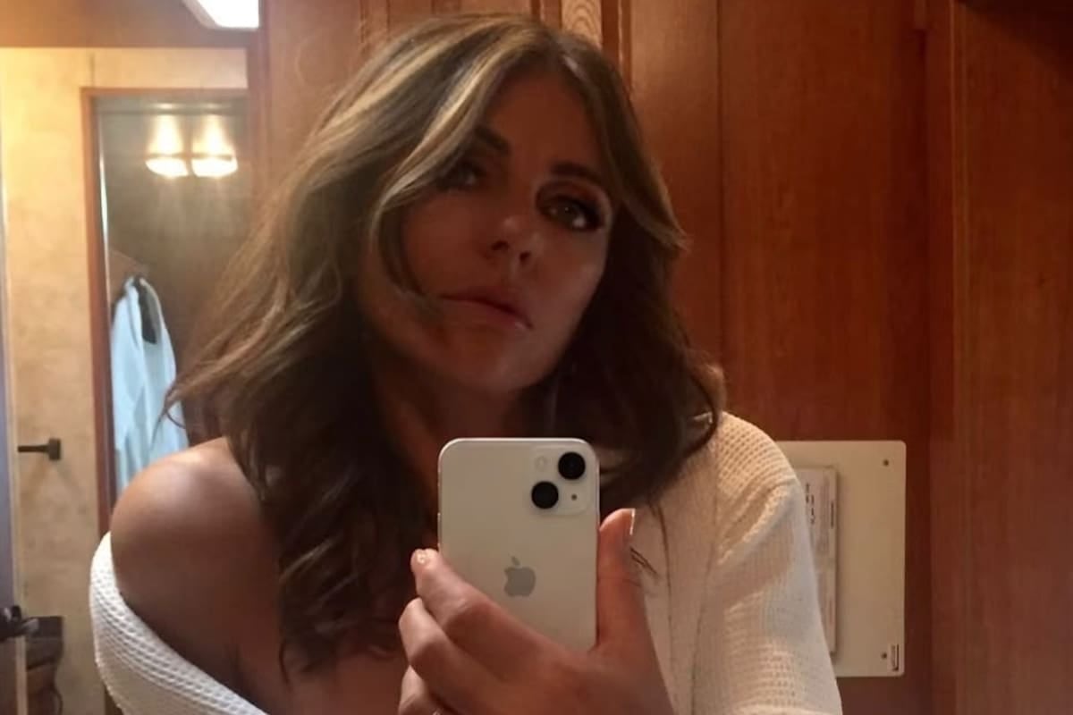 Elizabeth Hurley volvió al set de The Burbs y dejó a todos mirando el dedo anular