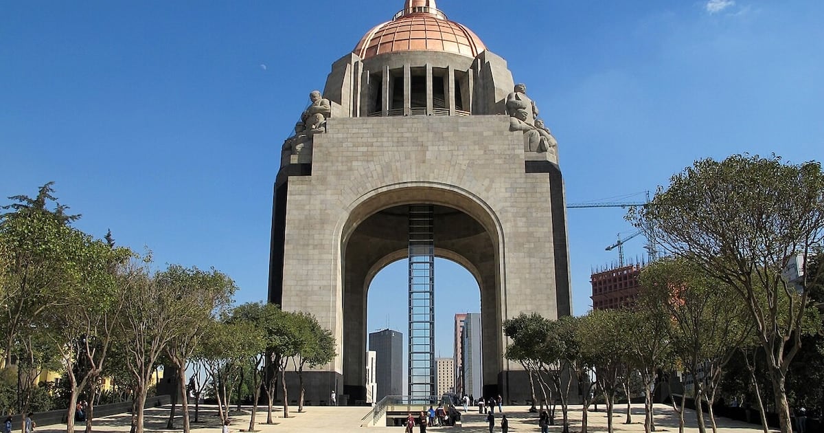 A 6.500 kilómetros de San Salvador, un arco de 67 metros corona la Plaza de la República mexicana