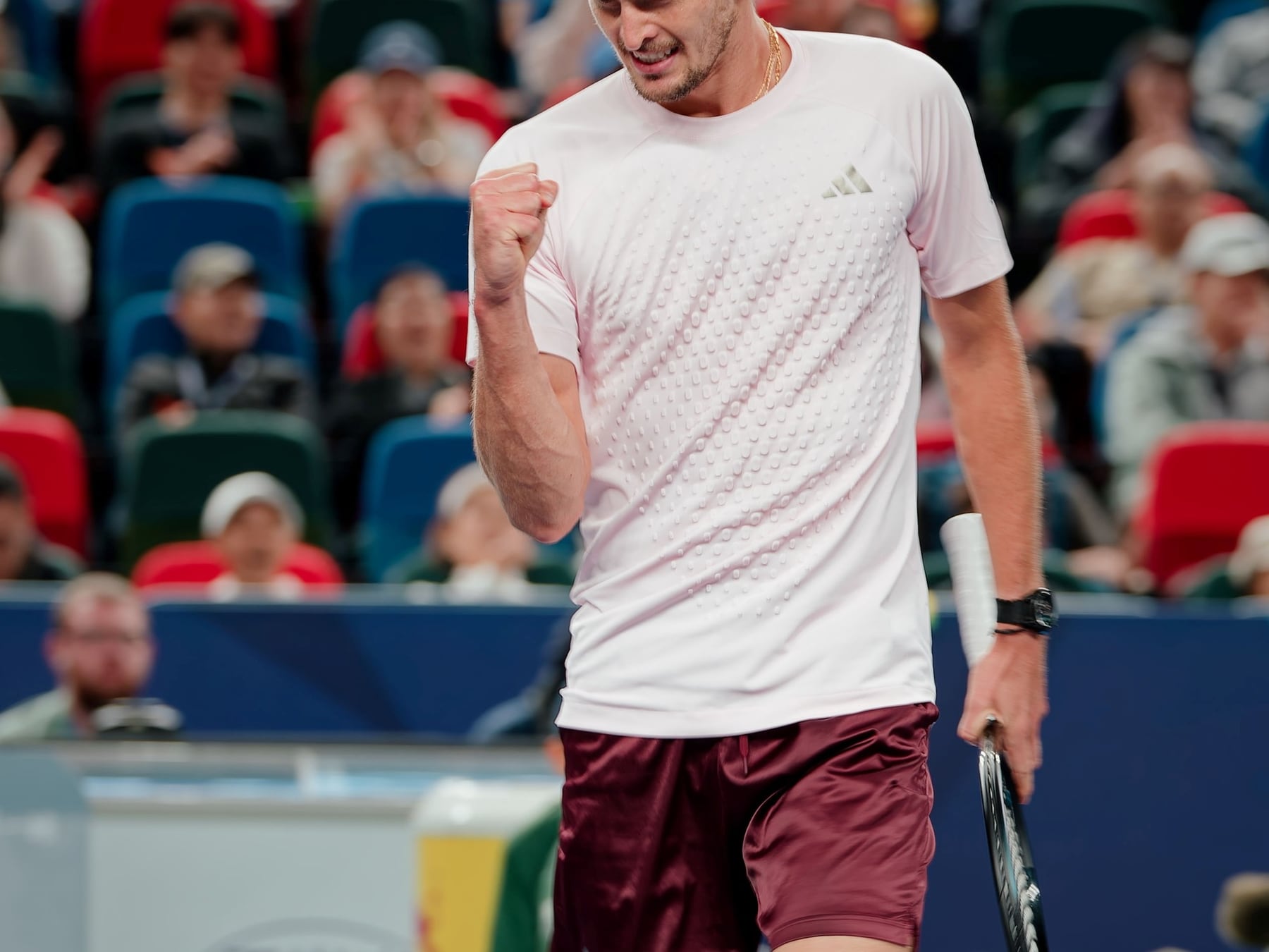 Zverev barrió al Demonio y va por la semi en Shanghái