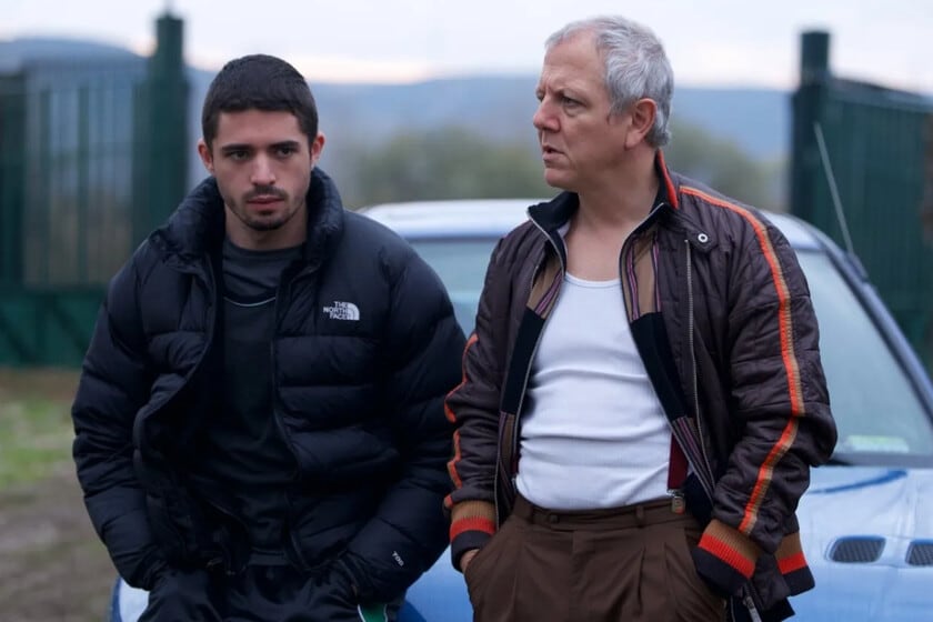 Jaime Lorente se sienta en la silla del director y se tropieza con el género
