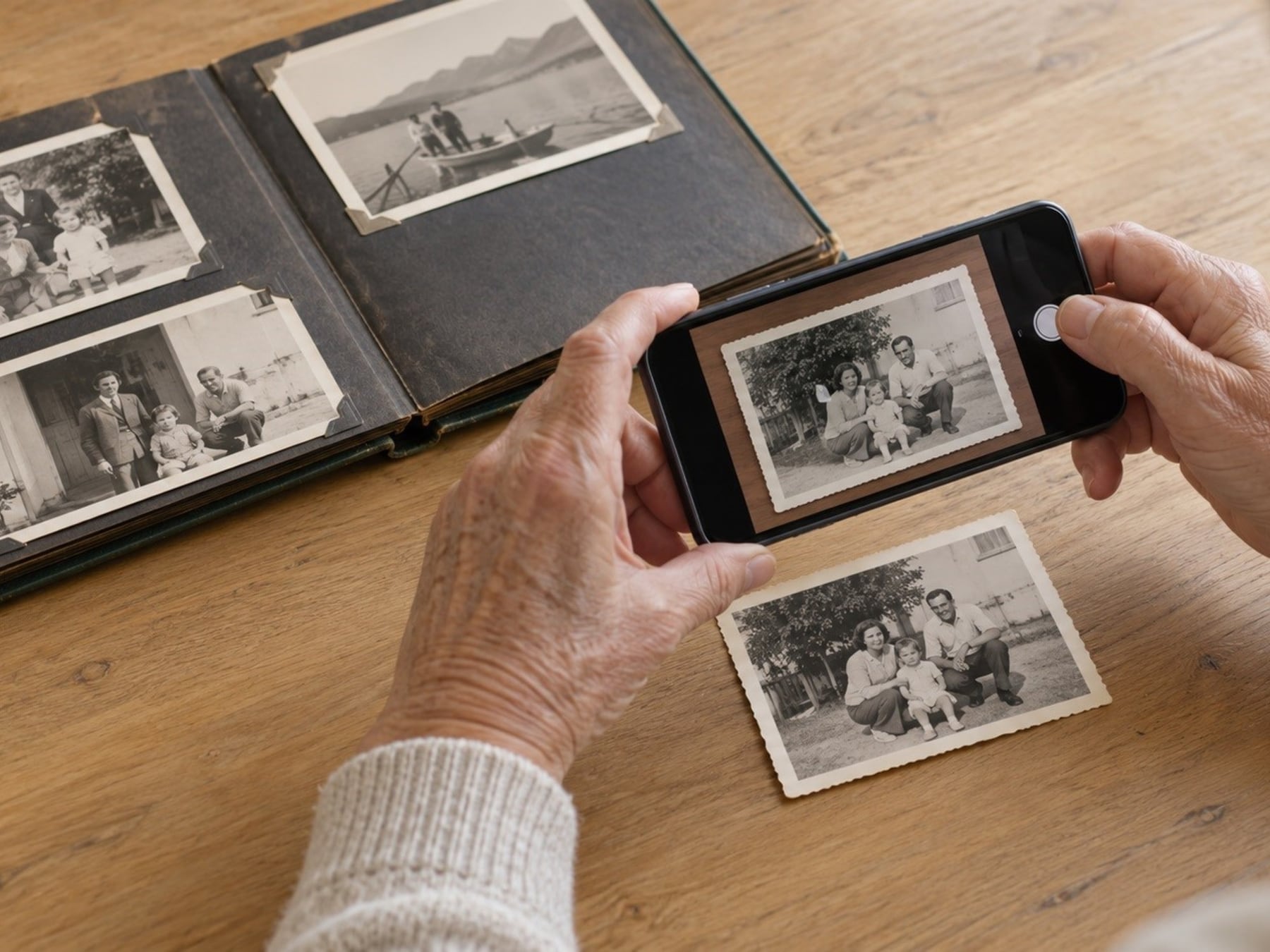 De la caja al celular: cómo poner en línea una colección de fotos antiguas sin perder el archivo