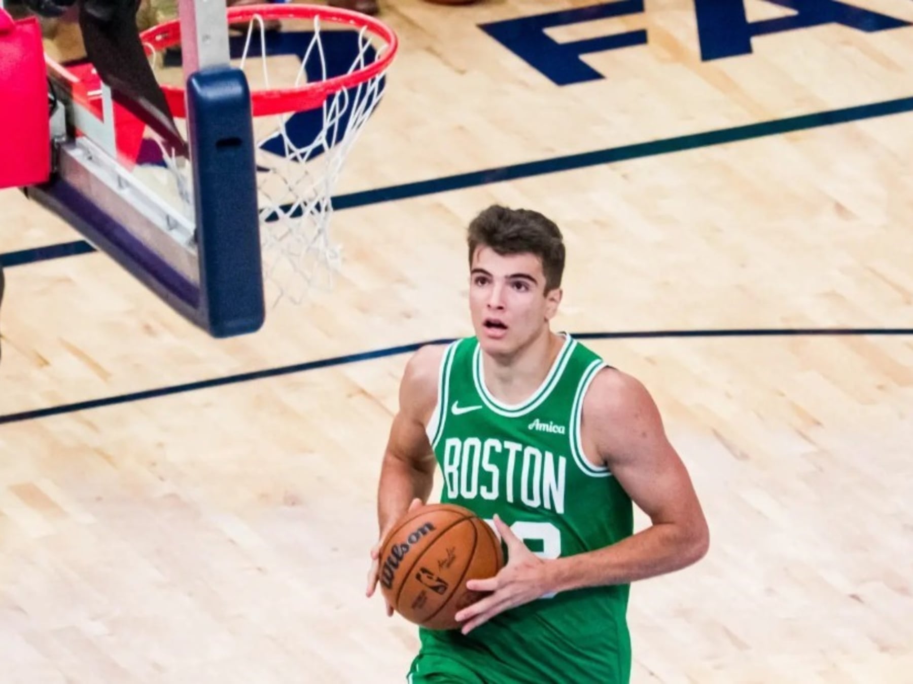Los Celtics ganaron en suplementario, pero la volcada ilegal de González se robó la noche