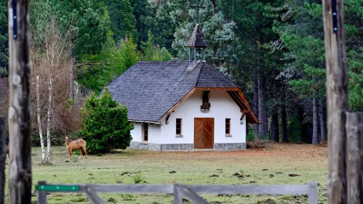 La Capilla San Jorge de Meliquina: el legado alpino de un príncipe alemán en el bosque patagónico