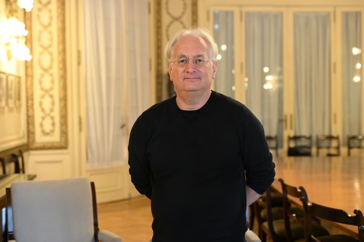 Wayne Holmes, el investigador que le pone freno al entusiasmo con la inteligencia artificial en las escuelas