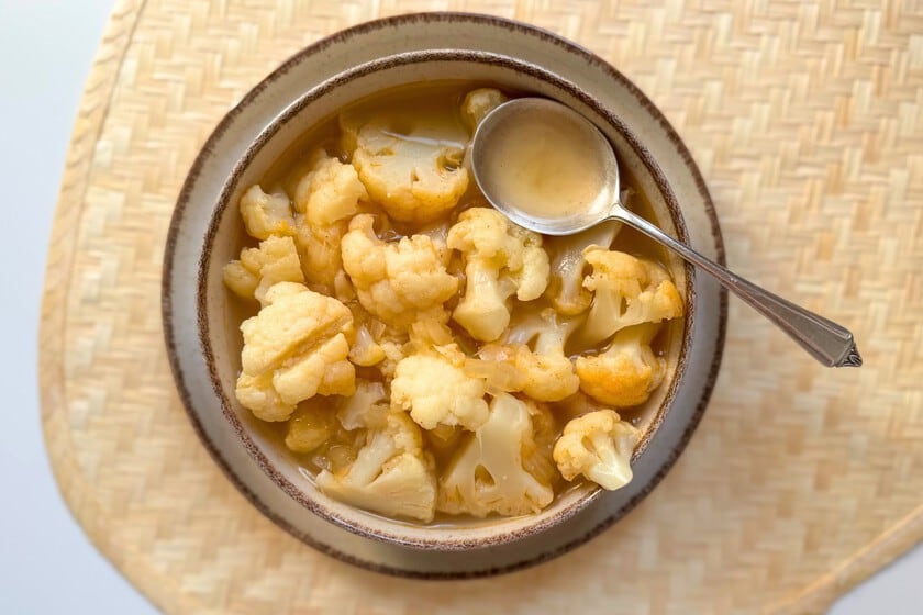 Sopa de coliflor en trozos: una variante con cuerpo que se sirve a la cuchara